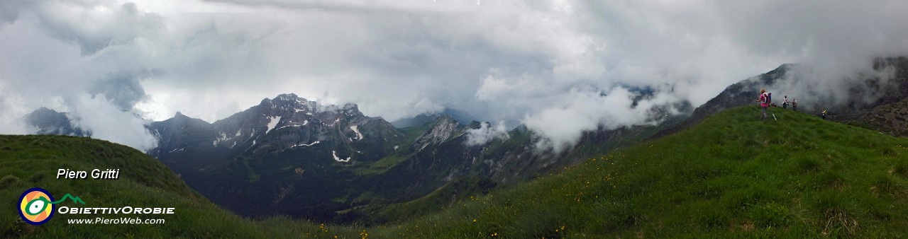 59 Vista dalla cresta finale verso la Valcanale.jpg